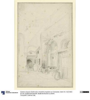 Innenhof umgeben von Gebäuden