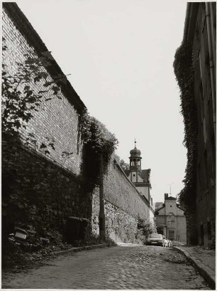 Stadtgottesacker Halle (Saale), Ansicht der Außenmauer mit Torturm von der Gottesackerstraße