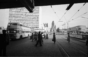 Berlin: Hochhaus am Zoo; Blick unter dem Fernbahnhof Zoo