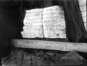 Brahmi-Schriftfragmente auf Pergament (oben) und Palmblatt (unten)