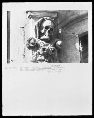 Linker Pilaster mit Totenkopf