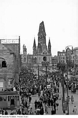 Währungsreform in den westlichen Sektoren im Juni 1948. Schwarzmarkt an der Kaiser-Wilhelm-Gedächtniskirche, Hardenbergstraße