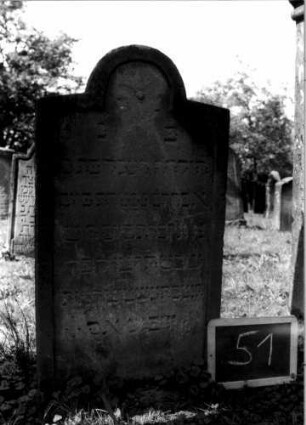 Grabstein 51 (Index: 100107201) Material: Sandstein Zustand: leicht verwittert Maße HxBxT: 82x44x12 cm Beschreibung: Stele, eingezogener Rundbogen Besonderheit: Kindergrab: Grabstein 51