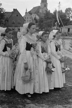 Fronleichnam in Crostwitz. : Swjedźeń Božeho ćěła w Chrósćicach. Družki.