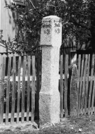 Wegestein : Panschwitz-Kuckau-Glaubnitz, Ortsmitte. Wegestein. Granit. !9. Jahrhundert