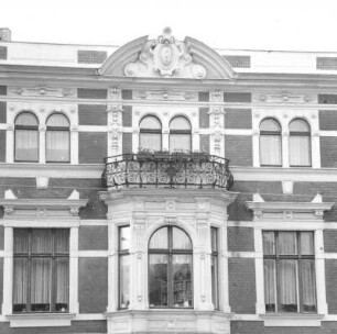 Cottbus-Mitte, Sandower Straße 12. Wohn- und Geschäftshaus (E. 19. Jh.). Straßenfront (1. und 2. Obergeschoß)