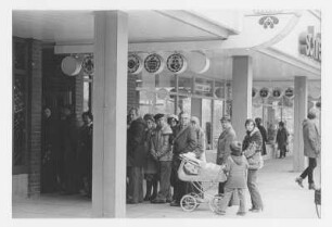 Warteschlange vor der Gaststätte "Äberlausitzer Töpp'l"