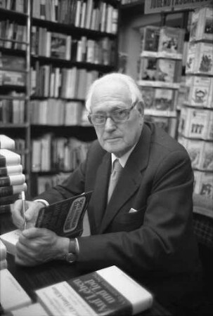 Signierstunde des Chirurgen und Schriftstellers Prof. Dr. Hans Killian in Karlsruhe