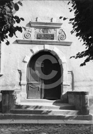 Portal am Rathaus von Arensburg