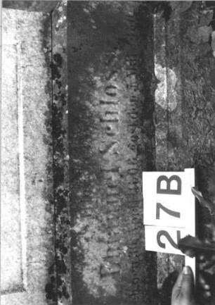 Grabstein 27 (Index: 100114444) Material: Kalkstein Zustand: verwittert Maße HxBxT: 155x75x28 cm Beschreibung: Stele, Sockel, Rundbogenabschluß: Grabstein 27B