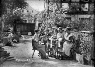 Klöppelfrauen im Hof beim Wahner-Albert : im dahinterstehenden Gebäude befand sich eine Stellmacherwerkstatt von Albert Beyer (Wahner = Wagner = Stellmacher); im Hintergrund der Gasthof zum Preßnitzthal