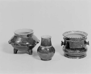 Zwei Vasen und Topf : Zwei Vasen und Topf. Keramik, glasiert (1. H. 20. Jh.; wohl K. Feuerriegel). Museum im Schloß Frohburg