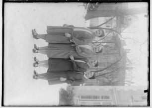 Fasnacht im Josefinenstift (Klösterle) 1929; Vier Frauen
