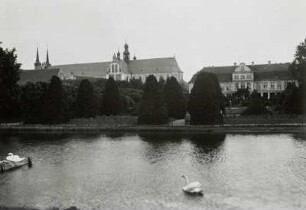 Oliwa, Stadt : Oliwa (Oliva/Polen). Zisterzienserkirche und Neues Äbtepalais. Ansicht von Südosten über den Schwanenteich