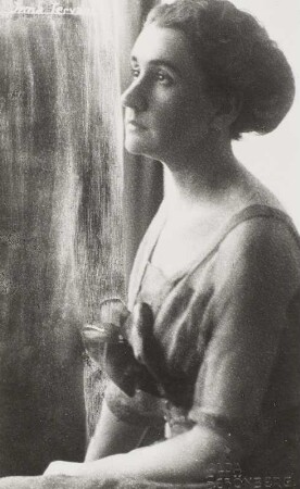 Porträt Irma Tervani (1887-1936; Sängerin). Fotografie (Weltpostkarte) von Malda Schönberg. Dresden, 1910/1914