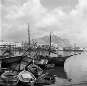 Palermo, La Cala. Blick über den ältesten Teil des Hafens mit Fischerbooten zum Monte Pellegrino