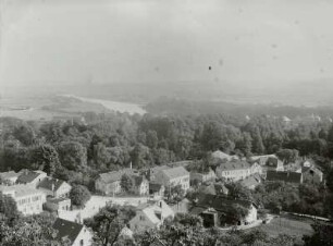 Dresden-Pillnitz. Blick vom Café Hausberg über die Elbe mit Elbinsel nach Südsüdost mit Schloss und Park Pillnitz
