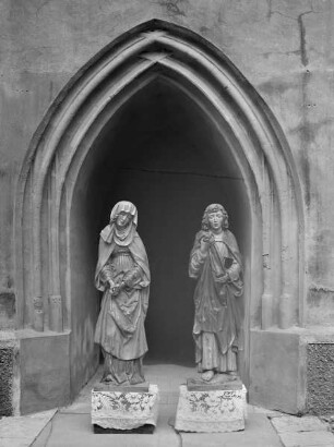 Kreuzgruppe — Trauernde Maria unter dem Kreuz