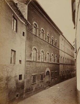 Straßenansicht mit dem Palazzo Finetti in Siena