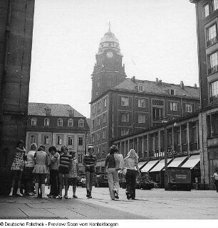 Stadtzentrum mit Passanten und Besuchern