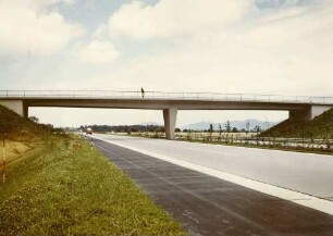 Feldwegüberführung Rötzenbünd in km 673,890 V-Stützen, Deckenlos XIII, Betonfahrbahndecke Standspur mit Kaltbitumen schwarz eingefärbt. Verkehrsmenge beachten!)