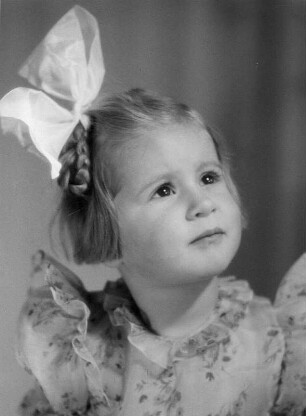 Kinderbilder. Porträt eines kleinen Mädchens mit großer Haarschleife