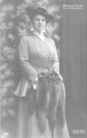 Porträt Minnie Nast. Fotografie (Weltpostkarte) von Grete Back. Dresden, um 1910