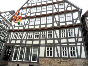 Stadtbild - Fachwerkhaus am Schuhmarkt über Giebelseite (Riegelbasuweise-datiert Jahr 1545 mit Bauinschrift)
