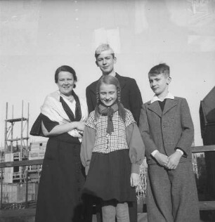 Dresden. Maifeier 1937. Mitarbeiter der Sächsichen Landesbildstelle am Sammelpunkt zur Kundgebung. Frau mit Kindern