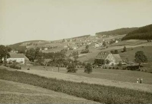 Rittersgrün, Hammersberg : Rittersgrün. Der Hammersberg in Rittersgrün gegen Nordosten gesehen. Charakteristische erzgebirgische Streusiedlung, entstanden aus Häusern von Bergleuten und Hammerschmieden