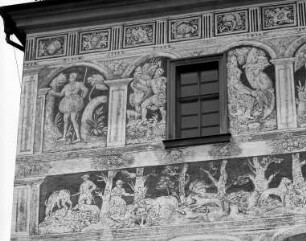 Sgraffiti mit mythologischen Szenen und Jagdszenen