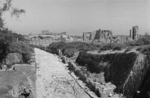 Ruinen von Leptis Magna : Blick auf eine altrömische Straße mit Ruinen
