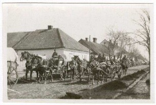 Wirballen (=Virbalis, Litauen): Gespanne auf einer Ortsstraße ("Fahrzeugkolonne bzw. Trainkolonne in Wirballen")
