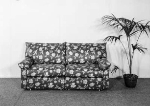 Sofa : Suhl. Hausmesse des VEB Thüringer Möbelkombinat Suhl, 1988. Sofa des VEB Thüringer Möbelkombinat Suhl