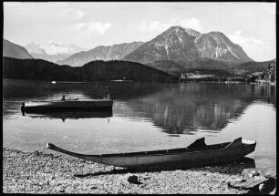 Österreich. Blick über den Altausseer See mit Booten zum Dachstein