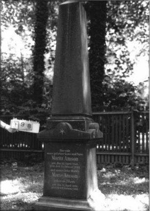 Grabstein 198 [Hahn S. 33 Grab-Nr. 932/933]