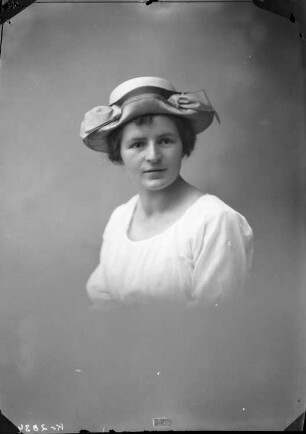Portrait einer jungen Frau mit Hut