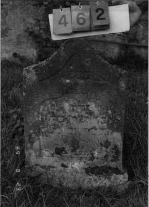 Grabstein 462 (Index: 100108011) Material: hellgelber Sandstein Zustand: stark verwittert Maße HxBxT: 82x49x8 cm Beschreibung: Stele, Abschluß Sonderform, Schriftfeld eingetieft mit Eselsrückenabschluß, Sockel Besonderheit: Kindergrab: Grabstein 462