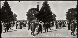Paris. Pferderennbahn ("Hippodrome") von Auteuil. Besucher des Rennens