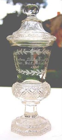 Glaspokal mit Deckel (Pokal derTönninger Stadtdeputierten von 1836)