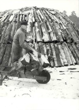 Holzkohlenherstellung in Rietschen : Handwerkstechniken - Kohlen- und Pechbrennerei. Ort: Rěčicy / Rietschen. Köhlerei