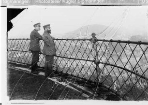 Zwei deutsche Soldaten bei einem Aussichtspunkt mit Blick auf eine Industrieanlage in Longwy (Kugler privat)