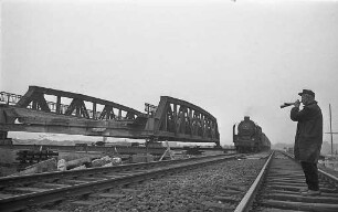 Bau der neuen Eisenbahnbrücke über die Durlacher Allee.