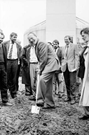 Blockheizkraftwerk: Bürgermeister Rudolf Dorsch beim Spatenstich für den Bau des Gebäudes auf dem Gelände des Ahrensburger Klärwerks