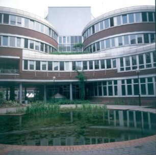 Duisburg. Neubauten der Universität. Rundteich in einem Innenhof
