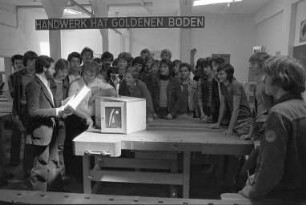 Erste Zeugnisausgabe an der neu gegründeten Berufsfachschule Holz in der Heinrich-Hübsch-Schule