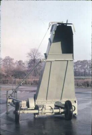 Schlegelernter E 068 mit Einheitsfahrgestell in Arbeitsstellung ; Hinteransicht