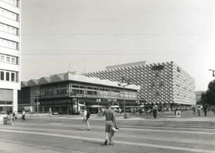 Dresden-Altstadt. Kaufhaus "Hertie" (ehemaliges "Centrum"), Prager Straße 17 (1970/1978, Koll. F. Simon, J. Fokvari). Ansicht von Südosten mit ehemaligen Restaurant "International" (Hertie "Sport und Spiel, 1970/1972, Koll. H.-J. Richter, G. Gruner, L. Johne)