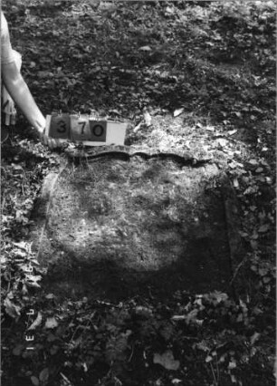 Grabstein 370 (Index: 99790780) Zustand: sehr stark verwittert Maße HxBxT: 78x76xo.A. cm: Grabstein 370
