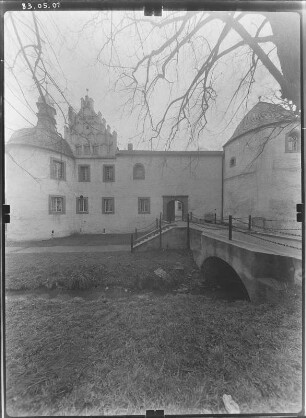Sallgast. Ehem. Wasserschloß (M. 16. Jh. Umbau 1911; B. Ebhardt). Ansicht von Südost mit Zugbrücke und Hauptportal